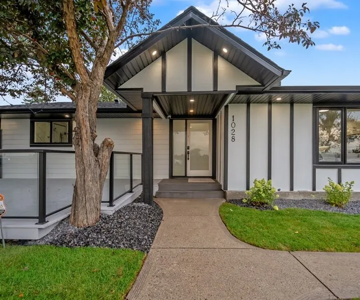 Main front image - primeluxuryhomes.ca